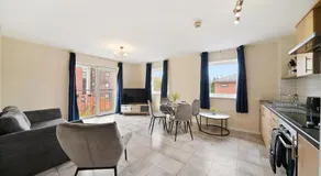 Peaceful 2BR Flat with Historic Bottle Kilns View & Free Parking Located near City Centre - Image 3