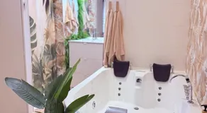 Suite jacuzzi privée Love-room-Méditerrannee - Image 5