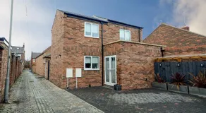 The Mews with free parking - Image 4