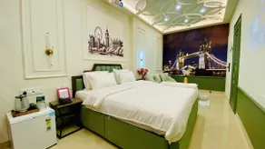 StayMoodyy - London Themed Studio with Shared Kitchen - Image 4