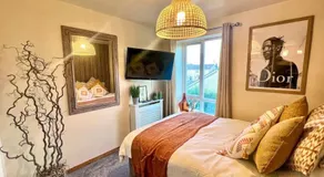 Artistic stunning apartment city view - Image 2