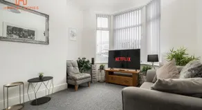 9 Guests, 4 Bedrooms, Modern Comfort in Bootle - Image 3
