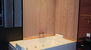 Nuit d'évasion love room avec baignoire balnéo et jardin avec spa - Image 3