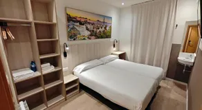 Hostal BESTPRICE Barcelona Stadium - Image 3