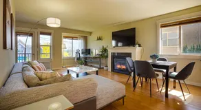 Stylish North Seattle Townhouse- Dual Master Suites - Image 2