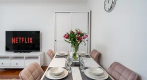 Stylish Deluxe 2BR Duplex - Parking - Near Canary Wharf - Image 5