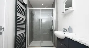 Cara Lodge, Comfortable Self Check-in En-suite Guest Rooms - Image 3