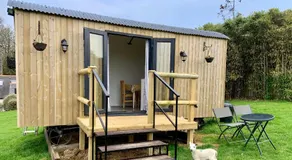 Shepherds hut with hot tub - Image 4