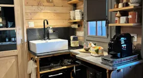 TiNY HOUSE LE CHALET LIT KING SIZE -TERRASSE - PETIT DÉJEUNER-CLIMATISATION -PARKING - Image 5