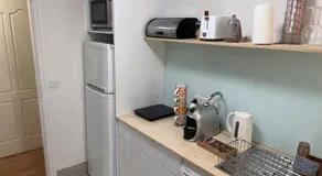 Private 1 bedroom apartment near beach and shops - Image 3