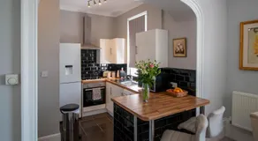Grand 2 bed Georgian apartment at Florence House with king bed, in the heart of Herne Bay & 300m from beach - Image 3