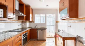 Amplio piso con 4 habitaciones para disfrutar de Málaga con parking gratuito - Image 5