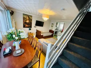 Villa - Sleeps 6 - Pets Ok - Pool - Parking - Image 3
