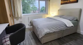 White House Ensuite double bedroom - Image 2