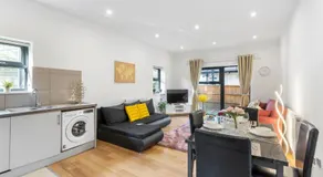 Cozy One-Bedroom Retreat in Morden SM4, London - Image 2