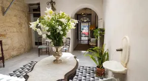 Casa Portus Gaditanus s XVIII Patio Andaluz - Image 5