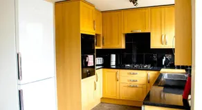 Spacious 5-Bedroom Home - Sleeps 11 & Free Parking - Image 4