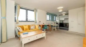 Stylish Central 1-Bed Flat with Private Balcony Pass the Keys - Image 2