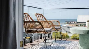 Modern 3-Bed Coastal Escape - Image 3