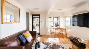 Y Vue - Beachside Apartment with Ocean Views - Image 2