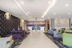 La Quinta Inn & Suites by Wyndham Memphis Downtown - Image 2