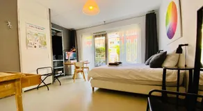 Private studio, patio garden and free car parking - Image 2