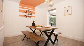 Redcliffe Place By N And N Stays Ltd - Lovelly Home close to Designer Outlet, Perfect for Contractors & Workers with convenient on street parking - Image 5
