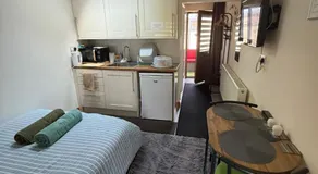 16 BENTLEY ROAD - Uttoxeter, ENTIRE HOLIDAY HOME, COSY ACCOMMODATION launched deform remainder - Image 2