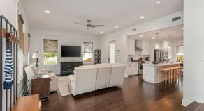 Downtown 3 bedroom Townhouse - Image 2