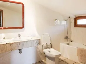 Vacker villa med solstolar - Image 3