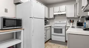 Alaskan WolfDen Close to airport centrally located - Image 4