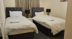 Lux Den close to M1! Netflix , Parking & Broadband - Image 2