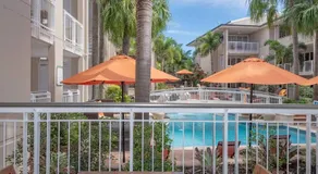 Poolside luxury on Hastings St - Image 4