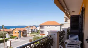Yellow house apartments - Image 3