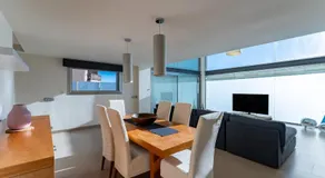 Villa avec piscine privée, jacuzzi et jardin | Vue jardin - Image 3