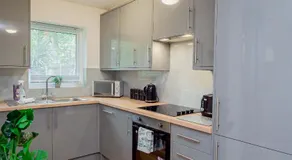 Spacious Home near Heathrow & Windsor with Parking - Image 4