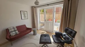 Beautiful City Centre Townhouse with parking - Image 2