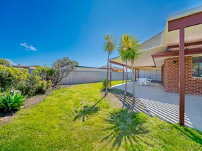 Bright Airy Retreat With Garden - Image 4