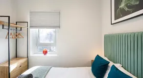 Modern Central Apartment - King Size Bed - Free Parking - Image 4