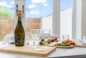 Beautiful House - Sleeps up to 7 - Free Parking, Fast Wifi and Smart TV by Yoko Property - Image 4