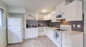 Cozy 2 Bedroom Suite Near Ctrain Mall and Downtown - Image 3