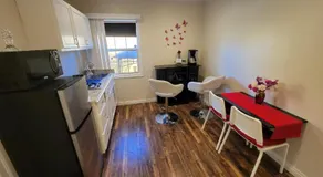 Adorable modern guesthouse with full kitchen - Image 2