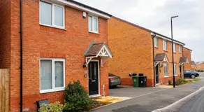 Bright 4 Bedroom Home in Walsall, Free Parking and for EVs - Image 2