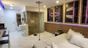 Fashion Motel - Image 2