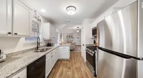 IAH Place: 4 bed, patio-sleeps 8+ - Image 2