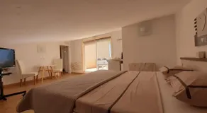 habitación con techo inclinado y vista al mar - Image 2
