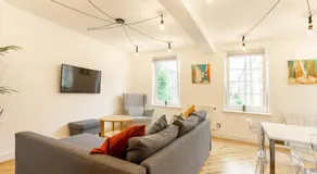 Central Bright 3 Bed Flat with Pool & Parking - Image 4