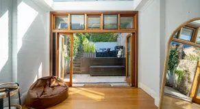 Spacious Glebe Luxe House 2BR, 2BA, Free Lockable Parking and Entertainer's Kitchen - Image 4