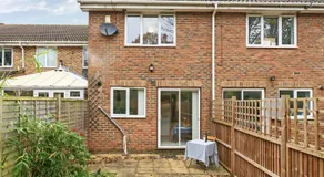 Experience Surrey 2Bed Home in Walton with Parking - Pass the Keys - Image 5