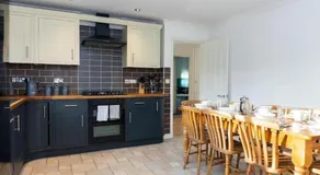 4 Bed Detached Home-Gloucester-Sleeps 10-Parking for 3-Work or Leisure - Image 4